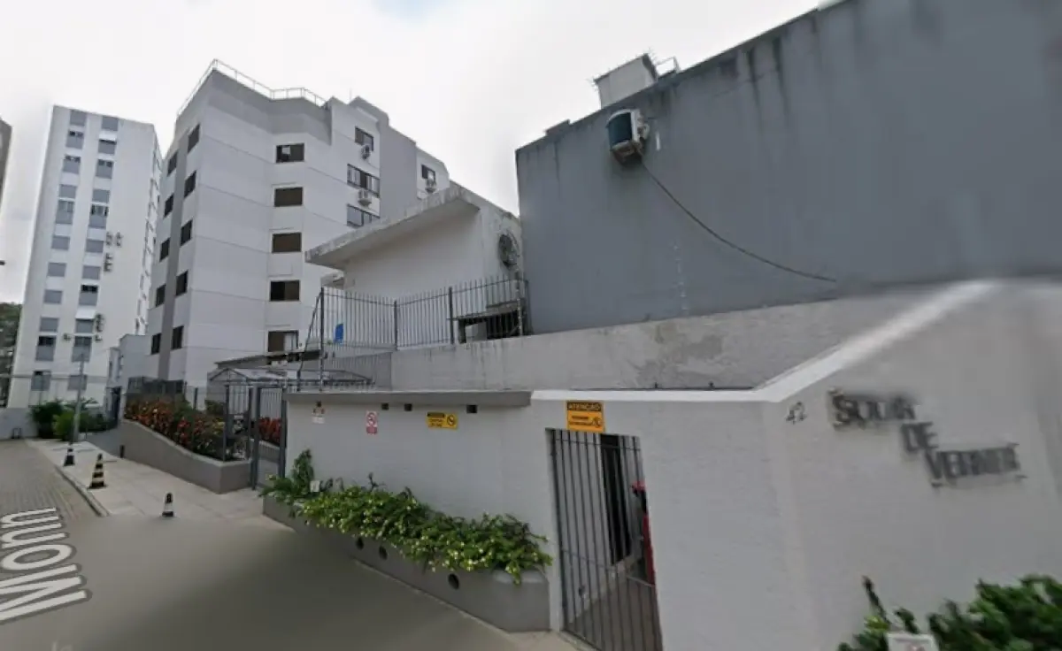 LOTE 000 - Apartamento n°. 102, localizado no 1º pavimento tipo, do Edifício Solar de Vernier e O Box de garagem n°. 08, e Depósito n°. 08
