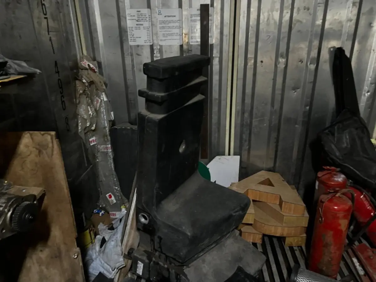 LOTE 173 - Lote com filtros, carregador de baterias, tanque, motores de arranque, prateleiras