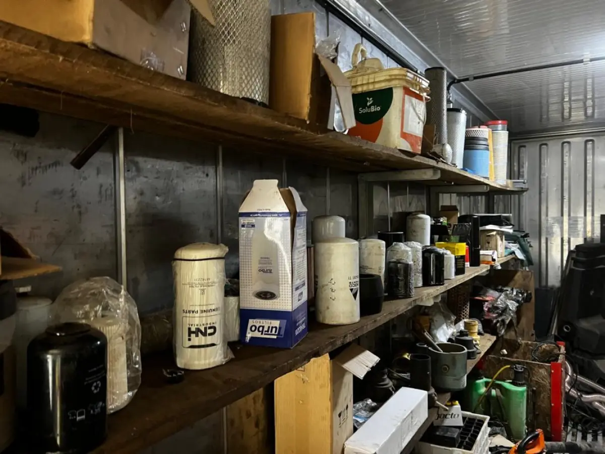 LOTE 173 - Lote com filtros, carregador de baterias, tanque, motores de arranque, prateleiras