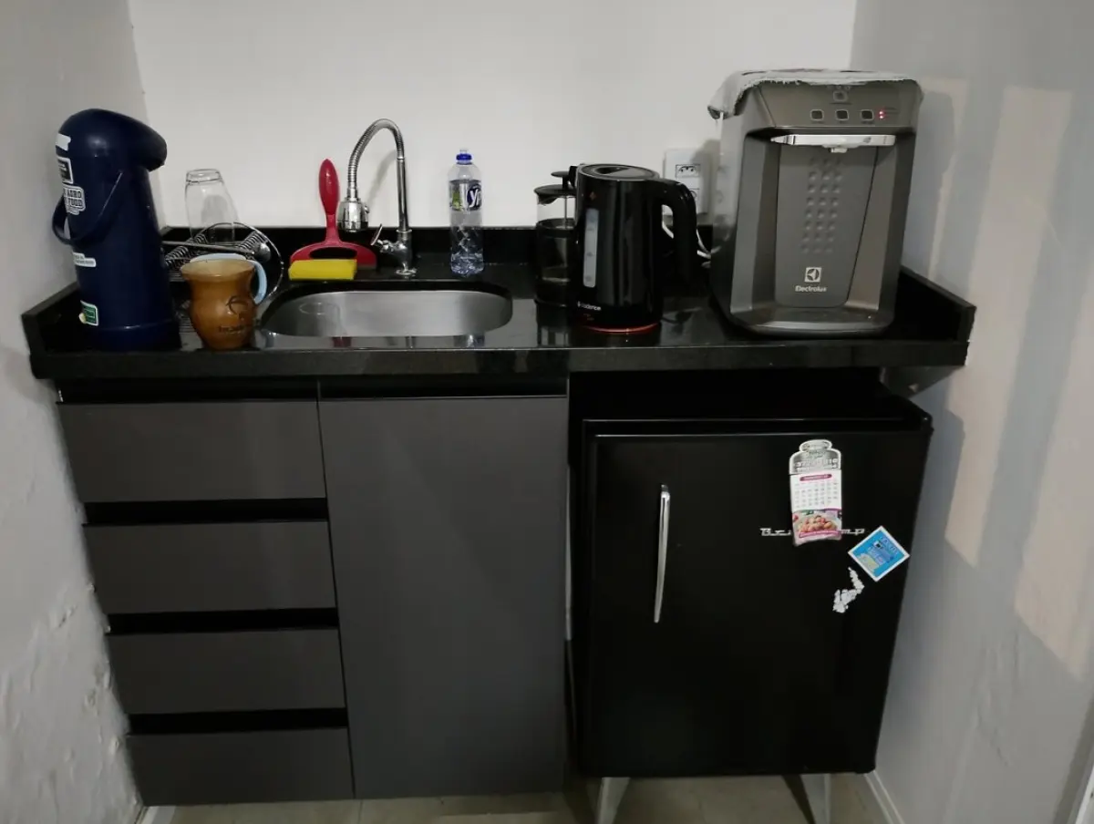 LOTE 140 - 1 Armário aéreo de cozinha, 1 Balcão de pia, 1 Frigobar BRASTEMP, 1 Purificador de água refrigerado, 1 Chaleira elétrica e mais utensílios de cozinha