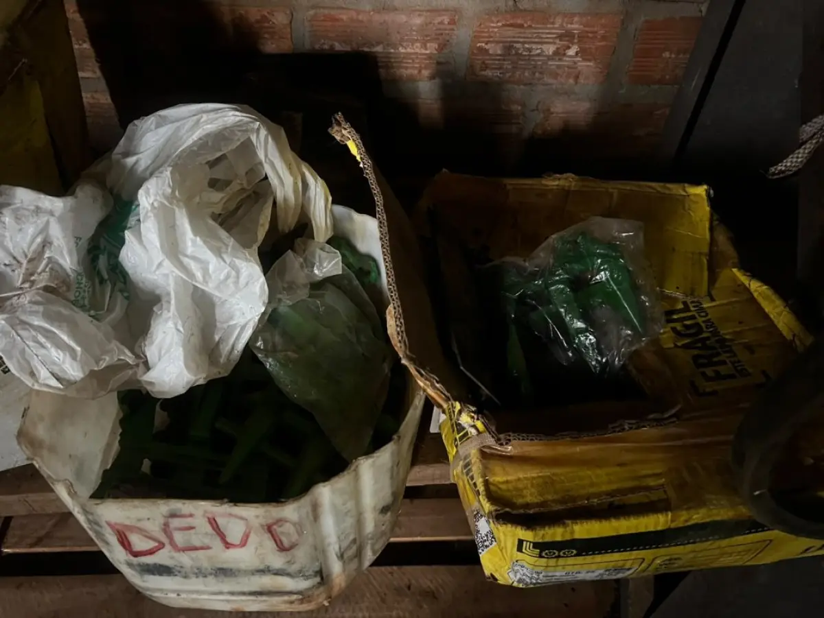 LOTE 176 - Prateleira com peças