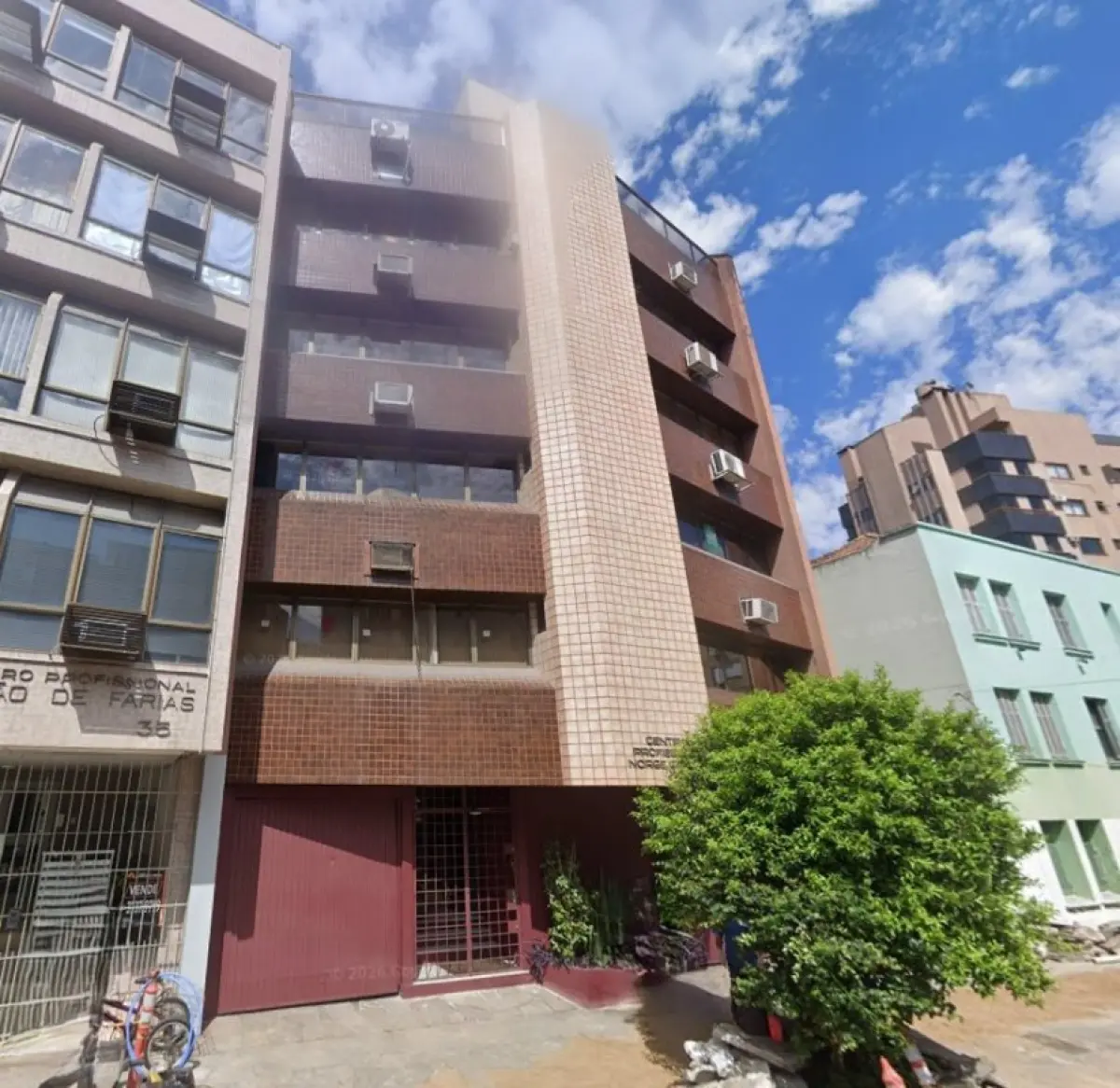 LOTE 001 - O conjunto nº 501 do Edifício Centro Profissional Norge Center, sito na rua Antão de Farias nº 21