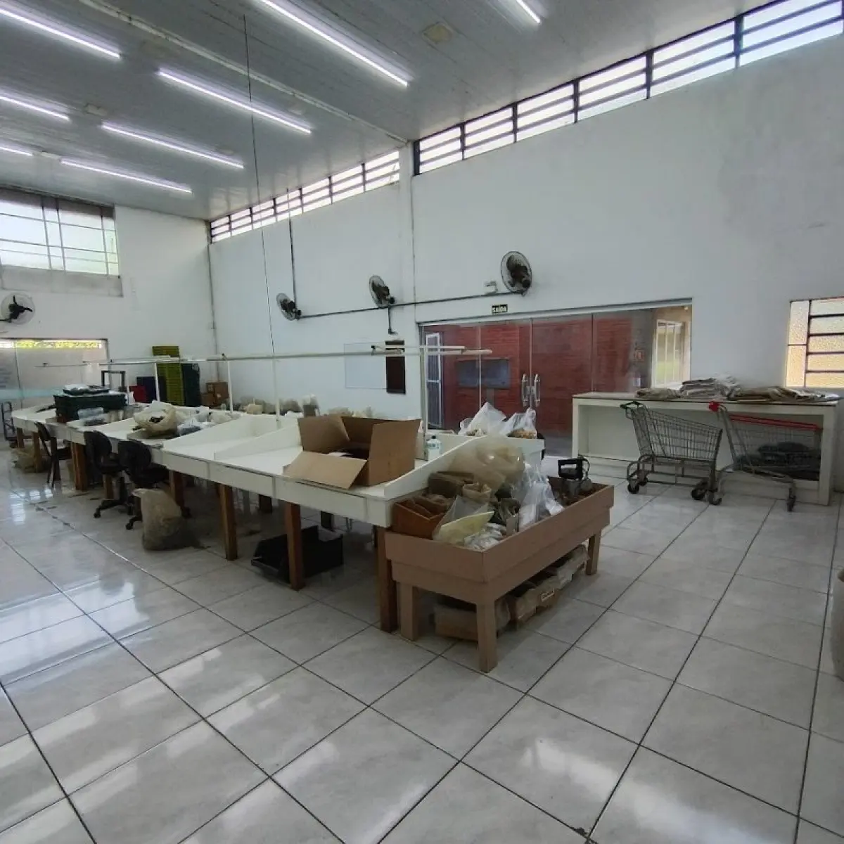 LOTE 012 - térreo - móveis equip de esc e informat