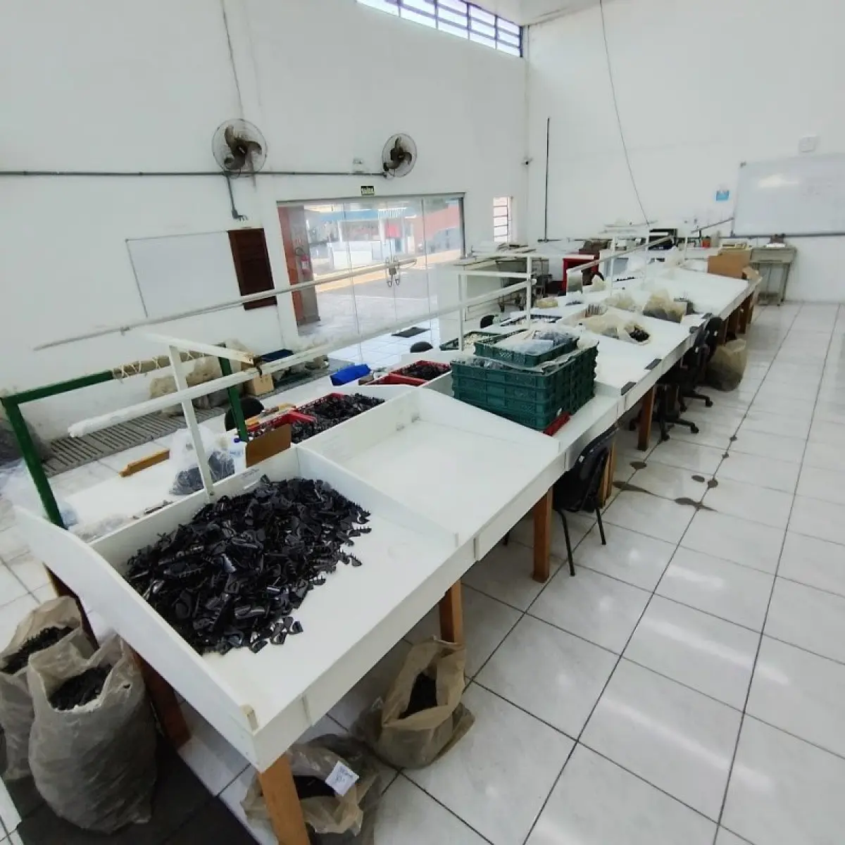 LOTE 012 - térreo - móveis equip de esc e informat