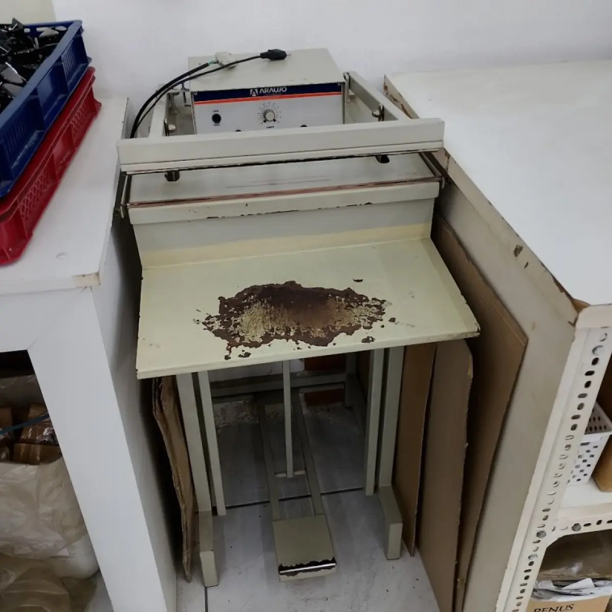 LOTE 012 - térreo - móveis equip de esc e informat
