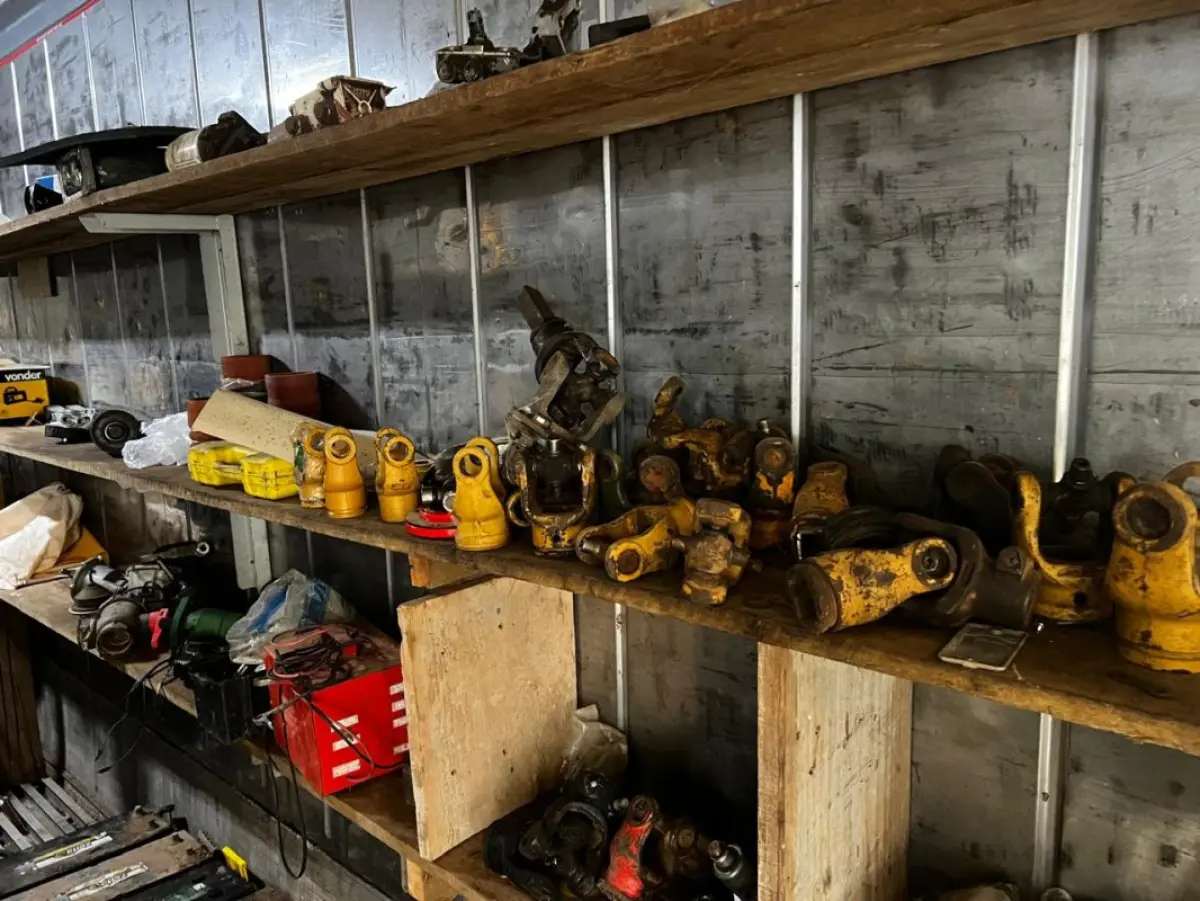 LOTE 173 - Lote com filtros, carregador de baterias, tanque, motores de arranque, prateleiras