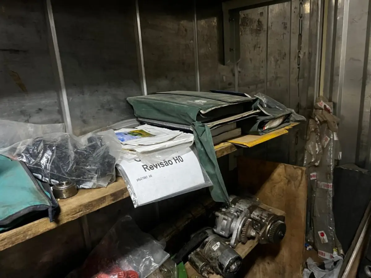 LOTE 173 - Lote com filtros, carregador de baterias, tanque, motores de arranque, prateleiras