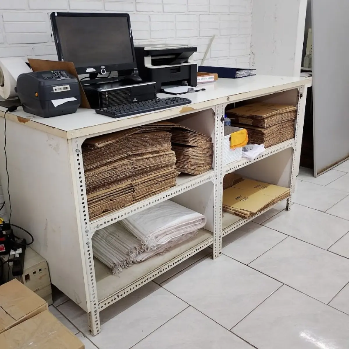 LOTE 013 - Térreo - Móveis, equipamentos de escritório, informática e armazenagem