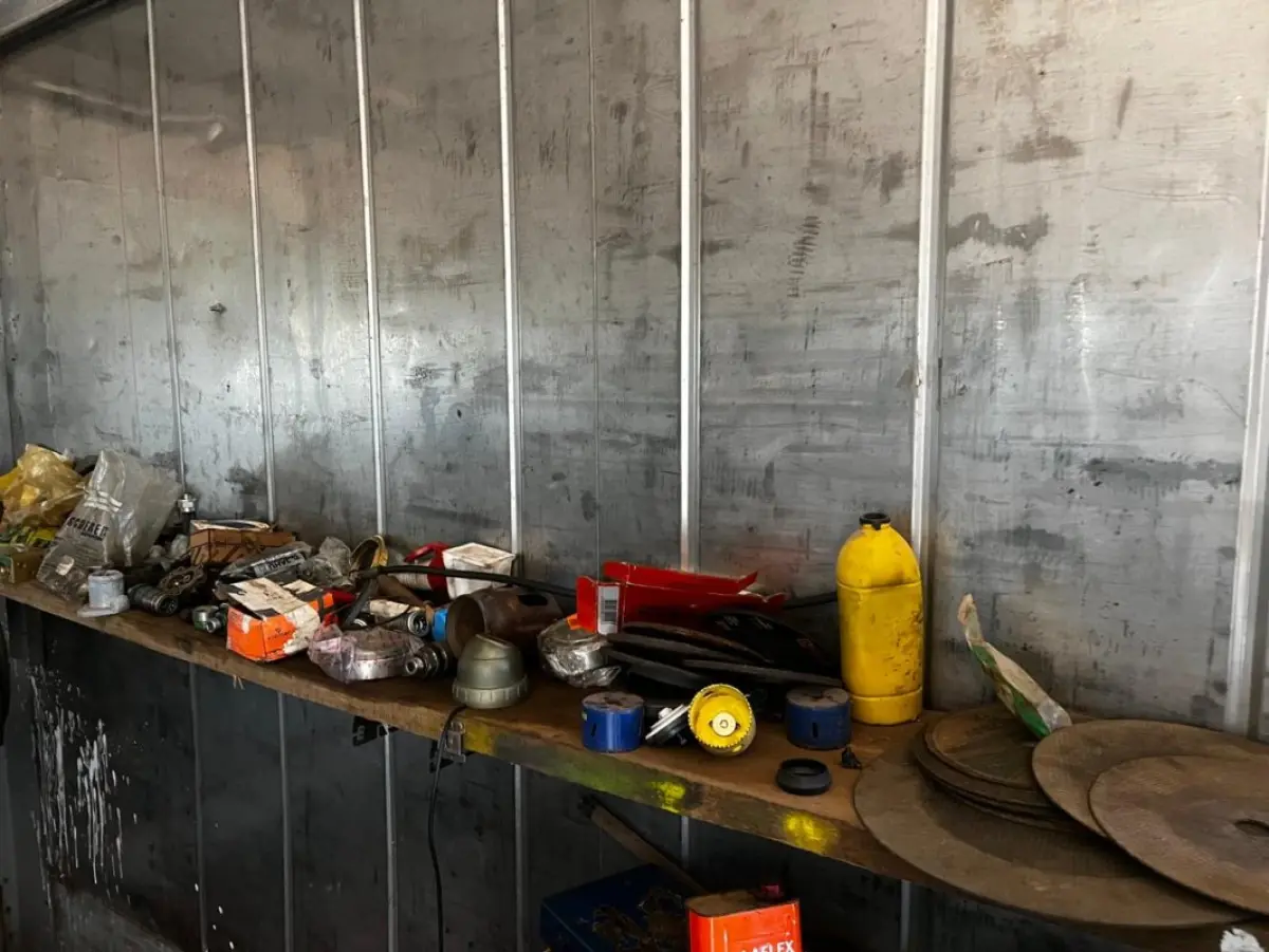LOTE 173 - Lote com filtros, carregador de baterias, tanque, motores de arranque, prateleiras