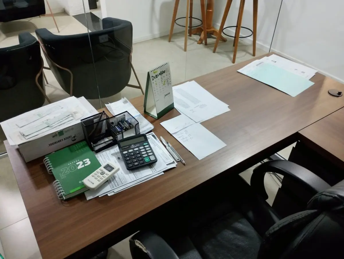 LOTE 141 - 1 Mesa escritório L, 1 Cadeira excutivo, 1 lixeira de escritório, 1 telefone s/fio e mais itens de escritório.