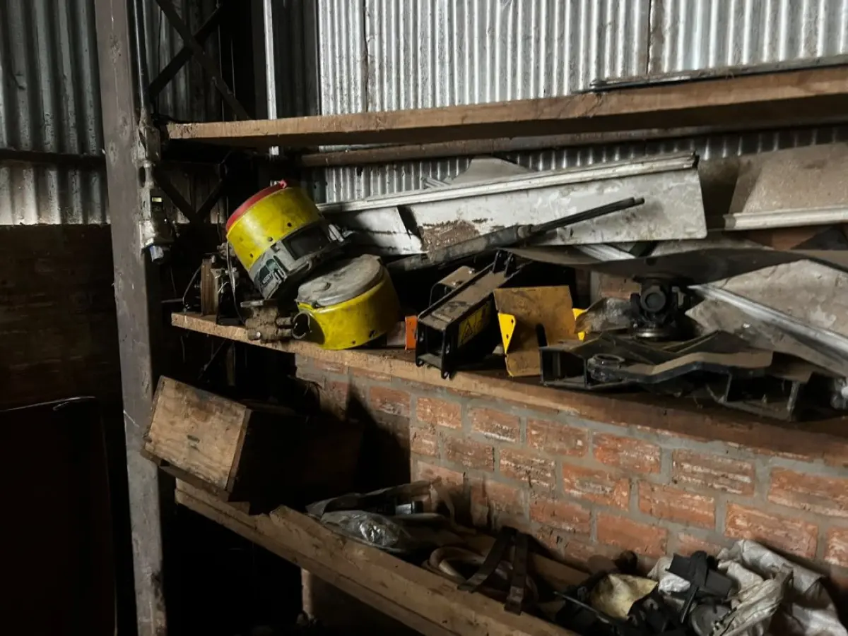 LOTE 176 - Prateleira com peças
