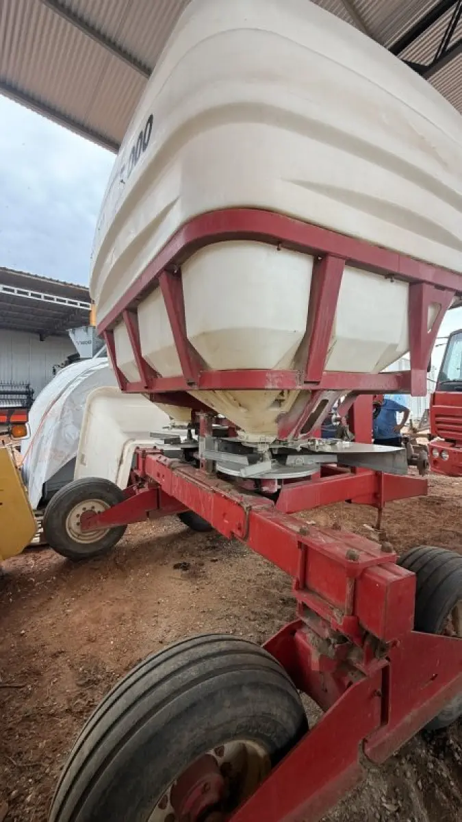 LOTE 113 - 01 Semeador Lancer vermelha