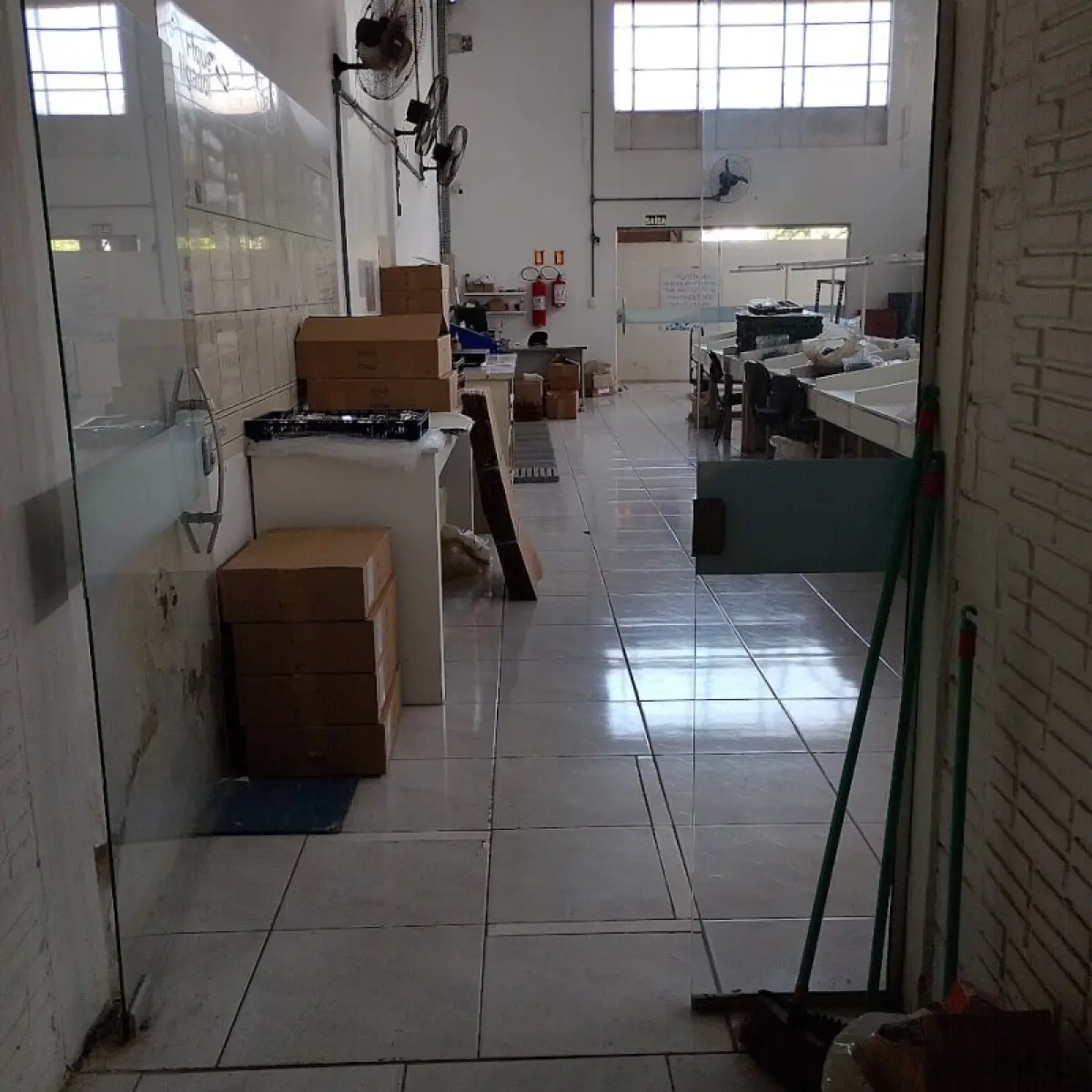 LOTE 012 - térreo - móveis equip de esc e informat