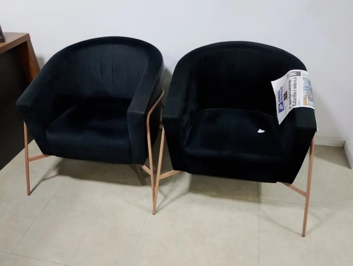 LOTE 136 - 4 Poltronas decorativas, estofado em veludo preto