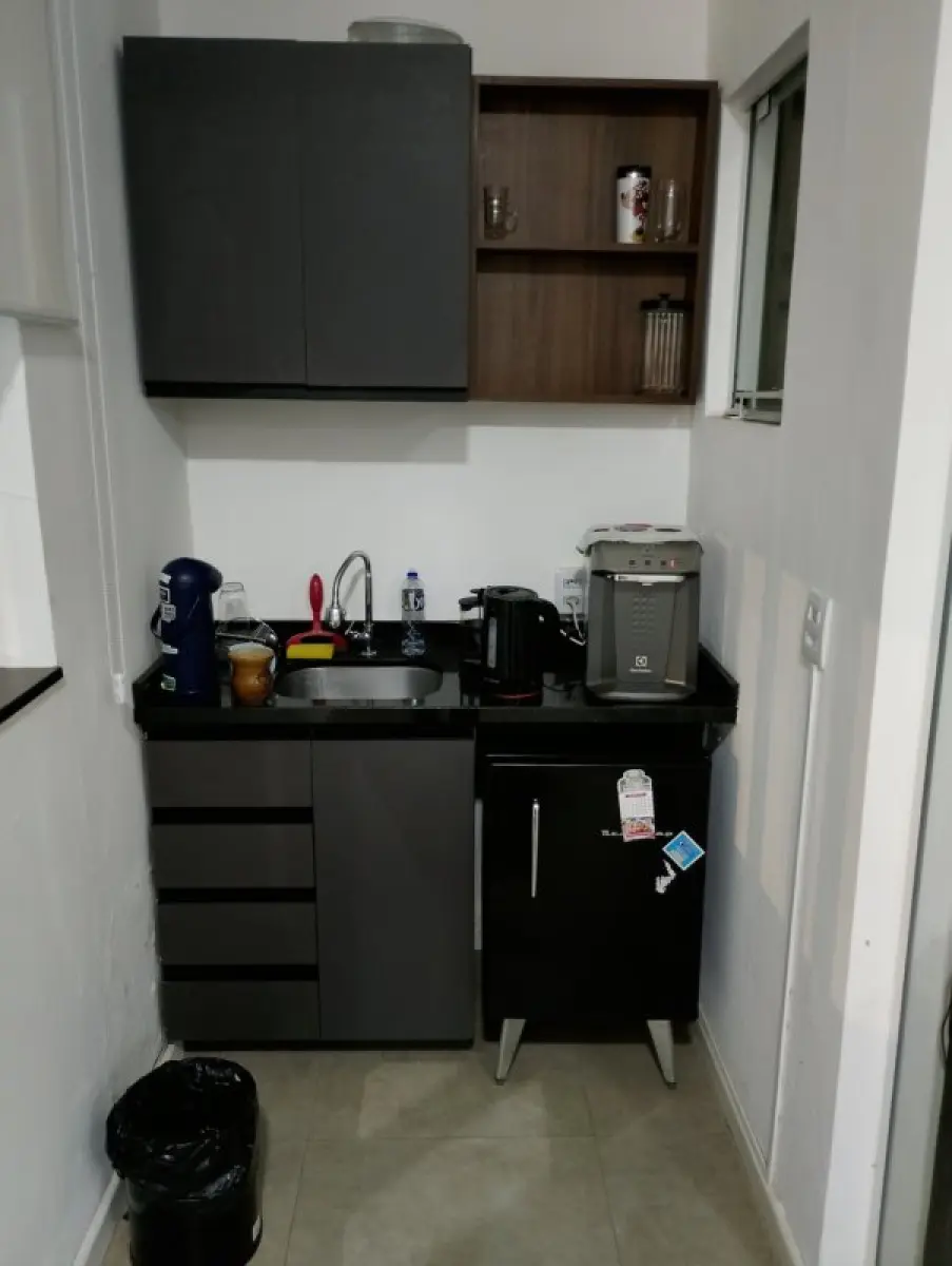 LOTE 140 - 1 Armário aéreo de cozinha, 1 Balcão de pia, 1 Frigobar BRASTEMP, 1 Purificador de água refrigerado, 1 Chaleira elétrica e mais utensílios de cozinha