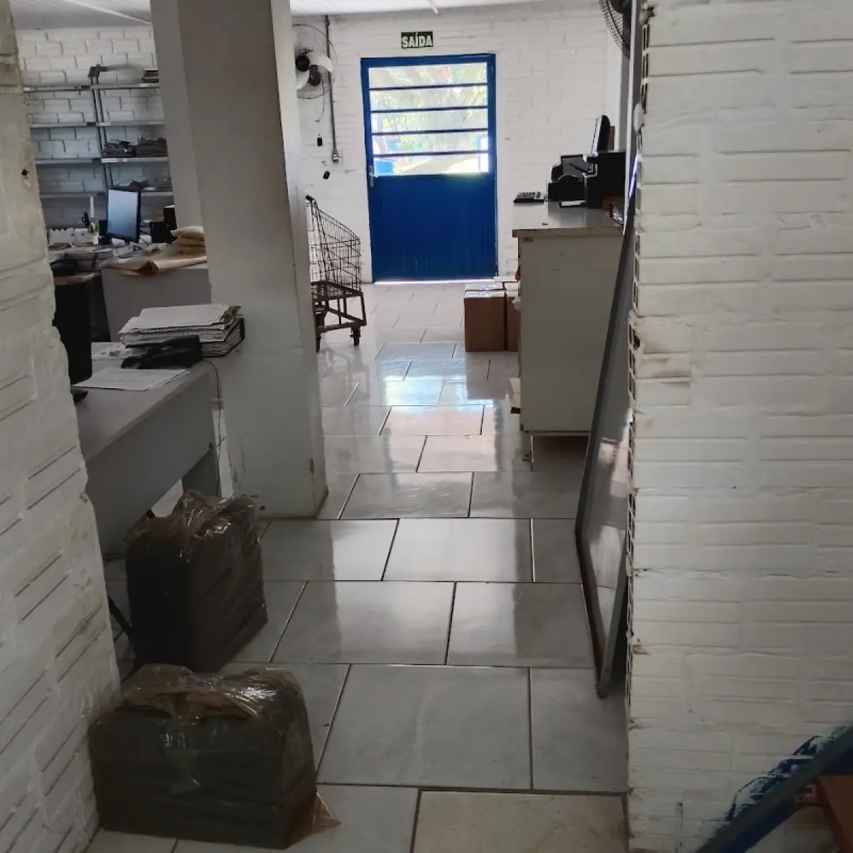 LOTE 013 - Térreo - Móveis, equipamentos de escritório, informática e armazenagem