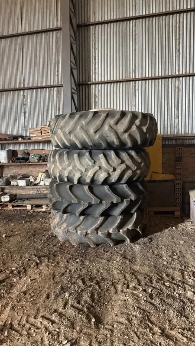 LOTE 063 - 4 Pneus trator