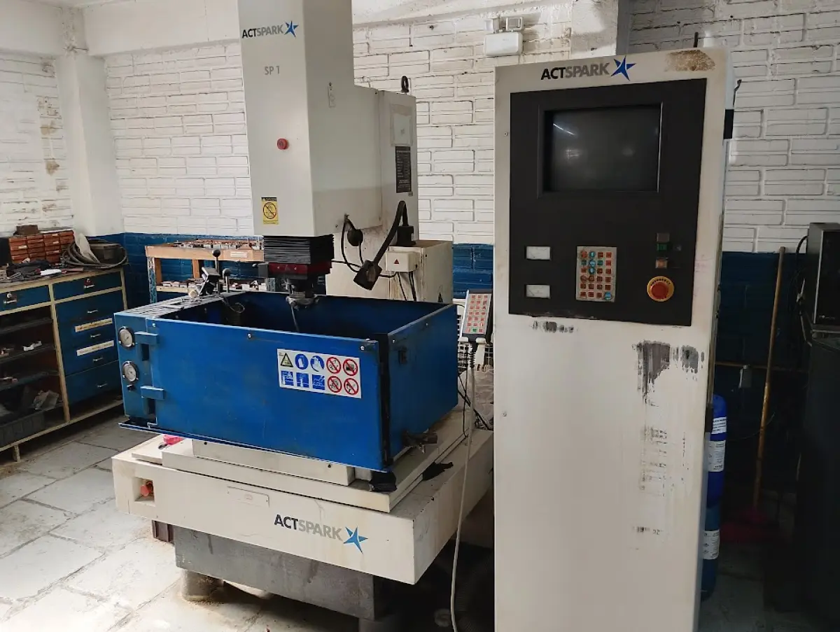 LOTE 103 - 01 máquina de eletroerosão por penetração CNC, marca Actspark, modelo SP1 (ano de fabricação 2008), com tanque de fluido e sistema de bombas, 01 armário gerador CNC modelo SP50 integrado ao equipamento.