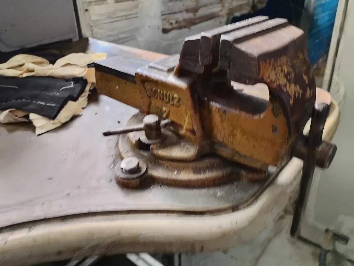 LOTE 111 - 01 bancada de trabalho ergonômica (estilo ferramenteiro/ourives) com estrutura em perfil de alumínio, tampos com recorte e apoios para os pés, 01 morsa de bancada marca Schulz nº 2, 01 morsa de bancada marca Modular nº 2 1/2, 01 luminária articulada, 01 cadeira giratória alta, pequeno lote de lixas, organizadores de madeira e miudezas em geral (nas gavetas).
