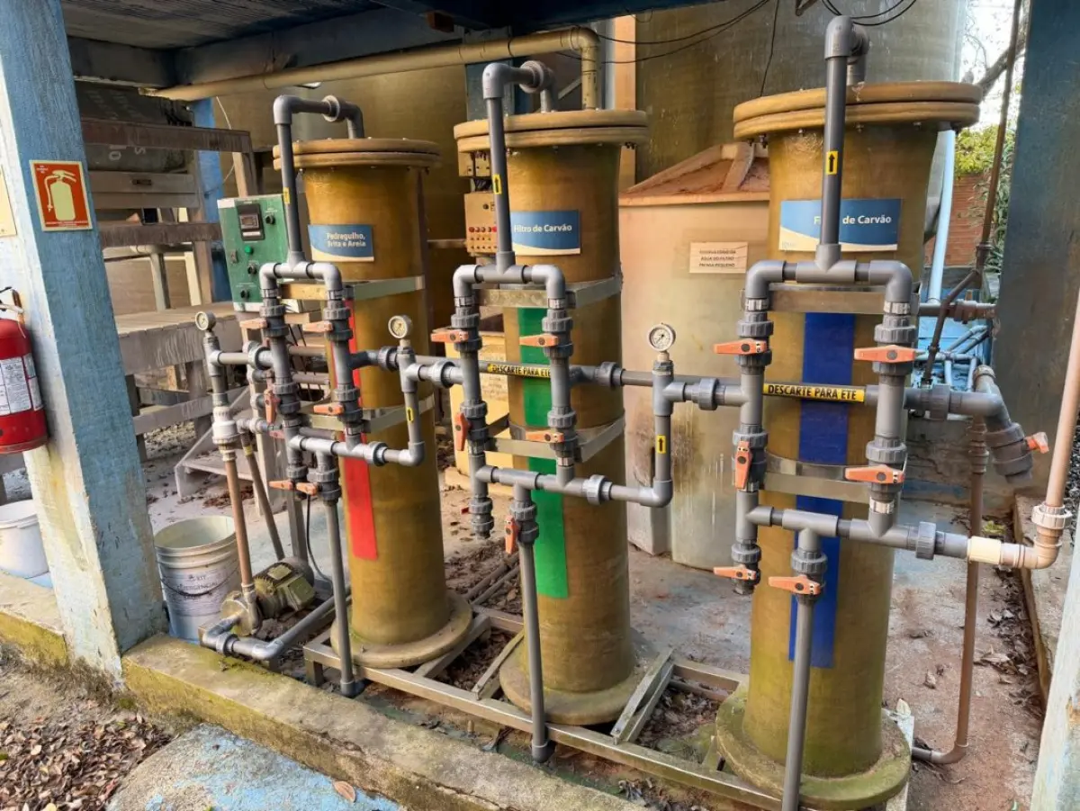 LOTE 237 - 01 filtro prensa industrial, 04 tanques cilíndricos em PRFV, 01 silo/tanque cônico em PRFV, 01 tanque vertical em PRFV, 01 tanque retangular em PRFV, 06 vasos/filtros pressurizados em fibra, 04 reservatórios plásticos verticais, 04 IBCs (containers plásticos de 1.000 L), 01 conjunto de colunas/filtros industriais em PRFV, 01 conjunto de bombas, tubulações e válvulas industriais.