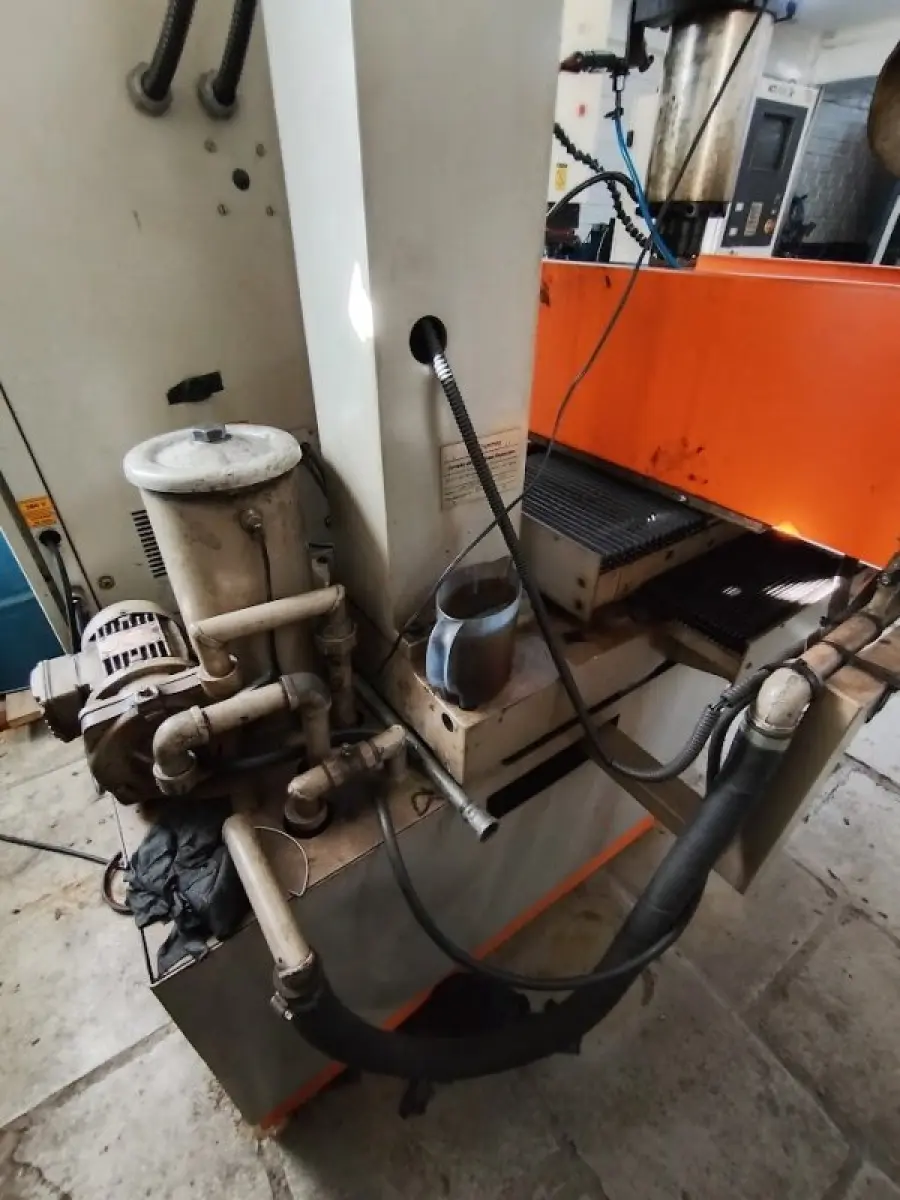 LOTE 104 - 01 máquina de eletroerosão por penetração CNC, marca Engemaq, modelo EDM 200 NC (placa indica equipamento reformado em 05/2006), equipada com painel de comando integrado e sistema de reservatório, bombas e filtros para fluido dielétrico.