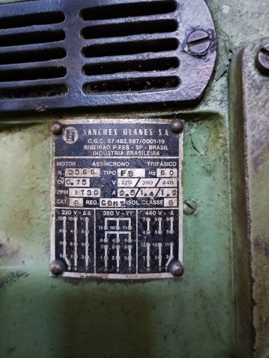 LOTE 078 - 01 máquina furadeira de coluna (engrenada), marca Sanches Blanes, equipada com motor assíncrono trifásico de 0,75 CV (220/380/440V), mesa redonda giratória com calha para refrigeração, mandril e luminária articulada.