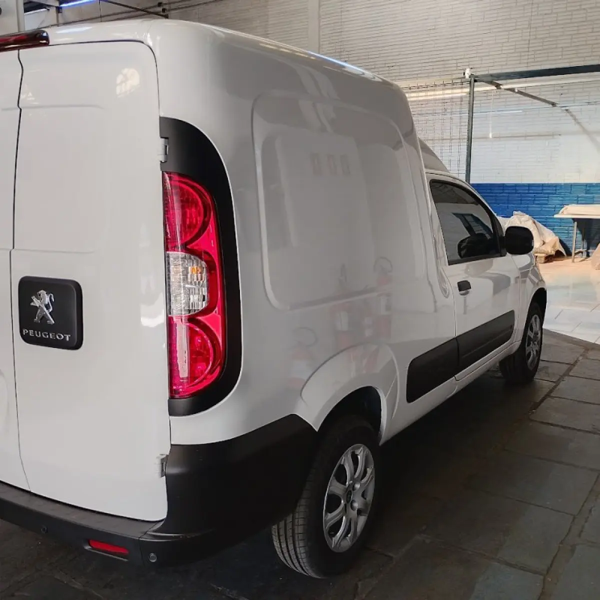 LOTE 021 - furgao peugeot 2026 cor branca