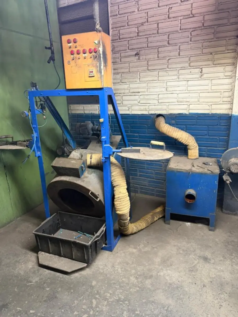 LOTE 225 - 01 Cabine de pintura (Arpi Aspersul); 01 Estufa industrial (Tecnipar); 03 Máquinas de rotomoldagem com painéis de controle; 03 Ventiladores industriais de parede (Ventisol/Arge/Turboflex); Conjunto de tanques e cubas industriais em polipropileno/fibra; Bancadas de trabalho metálicas com morsa; Estruturas metálicas diversas (racks, estantes e carrinhos de transporte); Peças cilíndricas em ferro fundido; Exaustores com tubulações flexíveis; Tambores metálicos (Ipiranga); Insumos químicos organizados em estantes, 02 ventiladores industriais