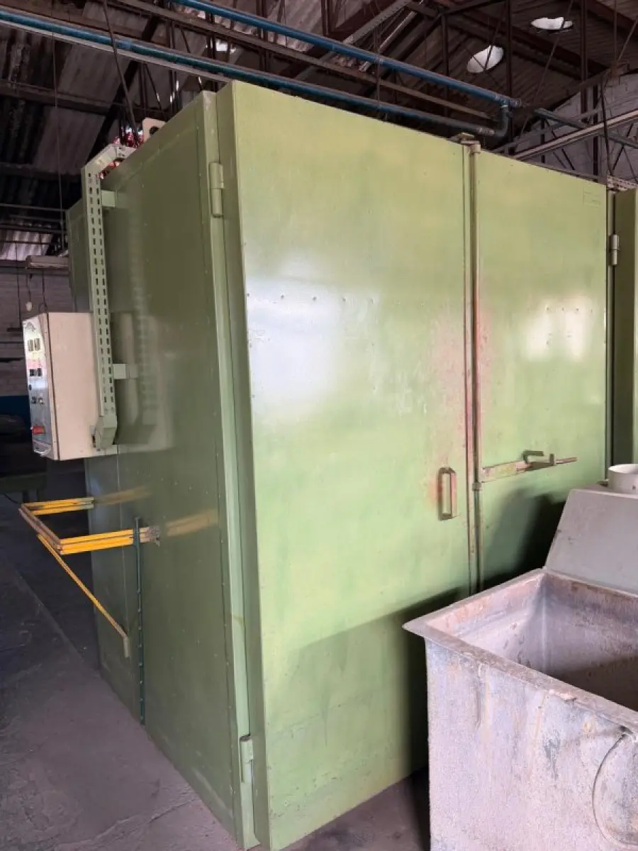 LOTE 225 - 01 Cabine de pintura (Arpi Aspersul); 01 Estufa industrial (Tecnipar); 03 Máquinas de rotomoldagem com painéis de controle; 03 Ventiladores industriais de parede (Ventisol/Arge/Turboflex); Conjunto de tanques e cubas industriais em polipropileno/fibra; Bancadas de trabalho metálicas com morsa; Estruturas metálicas diversas (racks, estantes e carrinhos de transporte); Peças cilíndricas em ferro fundido; Exaustores com tubulações flexíveis; Tambores metálicos (Ipiranga); Insumos químicos organizados em estantes, 02 ventiladores industriais