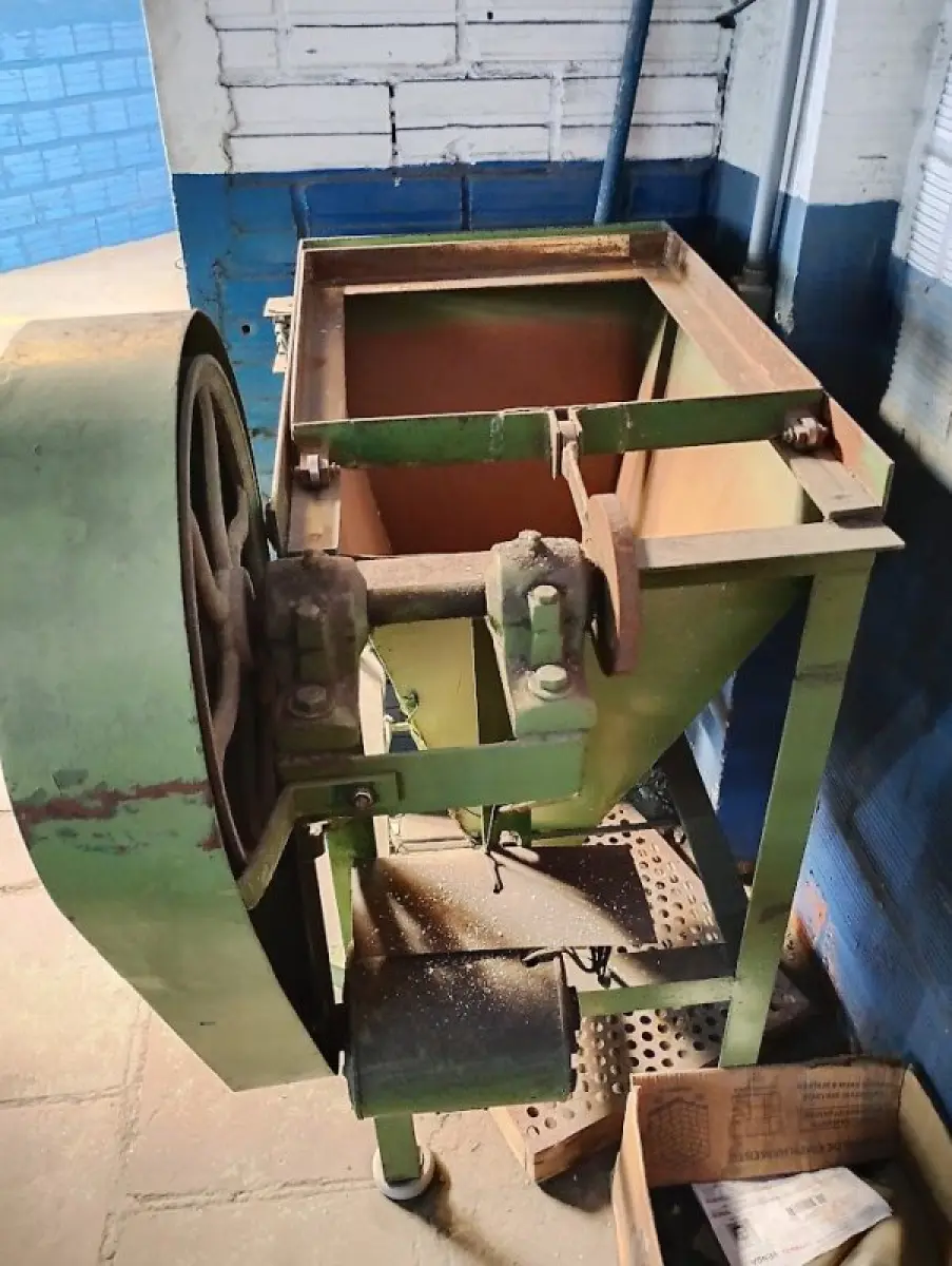 LOTE 083 - 01 equipamento tipo moinho/triturador com funil de alimentação superior, estrutura metálica verde, acionado por motor elétrico inferior com transmissão por correia/polia e carenagem de proteção.