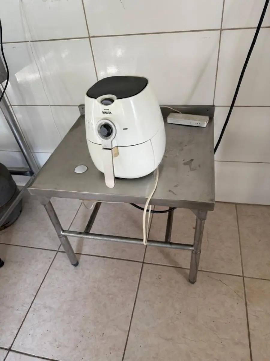 LOTE 196 - lote com geladeira, bancadas, pia, espetos etc.