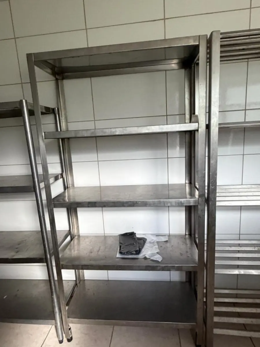LOTE 196 - lote com geladeira, bancadas, pia, espetos etc.