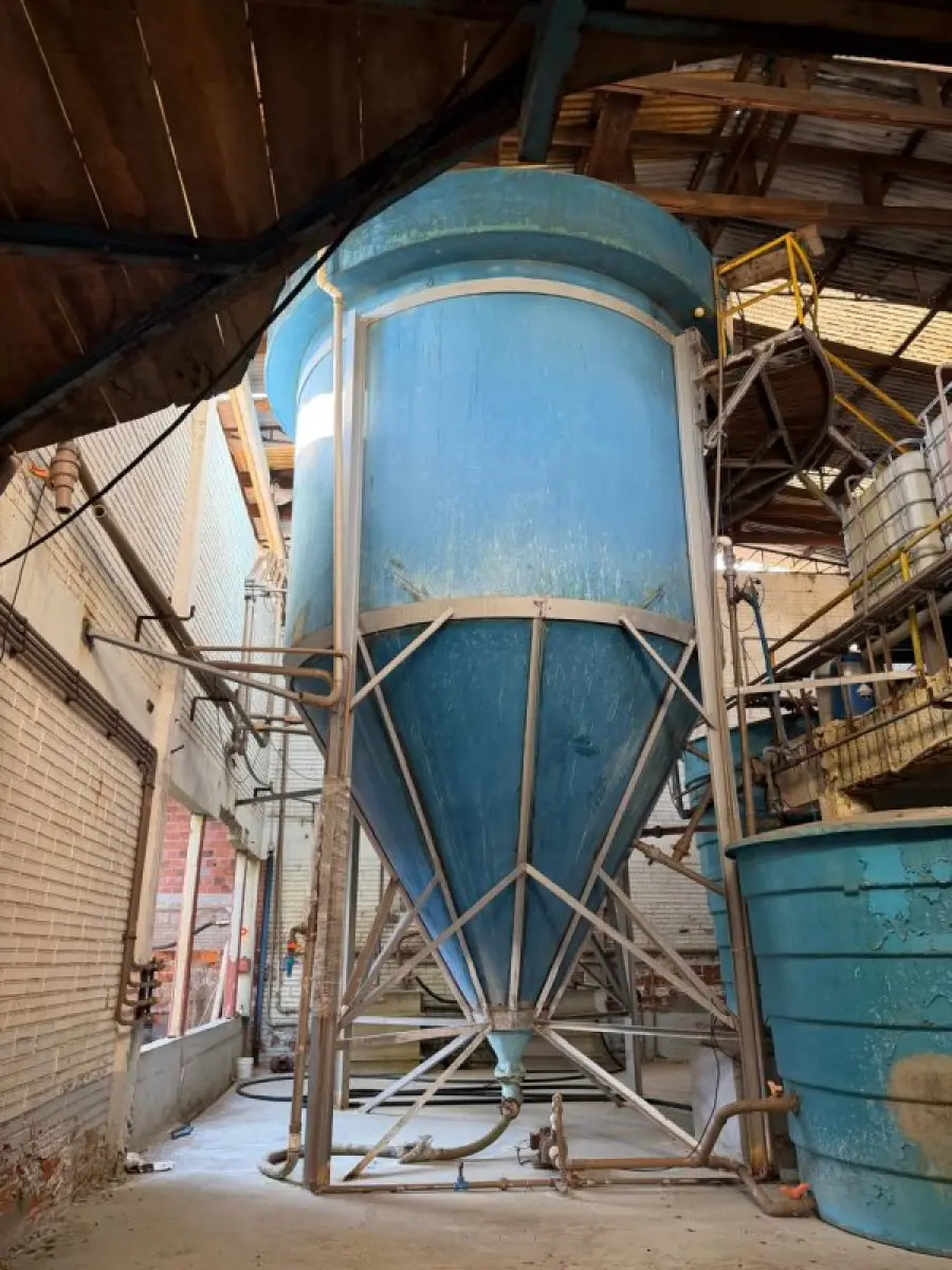 LOTE 237 - 01 filtro prensa industrial, 04 tanques cilíndricos em PRFV, 01 silo/tanque cônico em PRFV, 01 tanque vertical em PRFV, 01 tanque retangular em PRFV, 06 vasos/filtros pressurizados em fibra, 04 reservatórios plásticos verticais, 04 IBCs (containers plásticos de 1.000 L), 01 conjunto de colunas/filtros industriais em PRFV, 01 conjunto de bombas, tubulações e válvulas industriais.