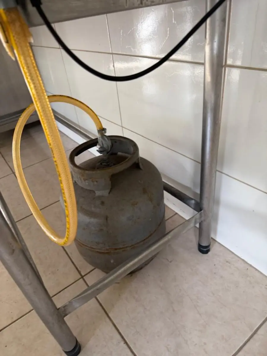 LOTE 196 - lote com geladeira, bancadas, pia, espetos etc.