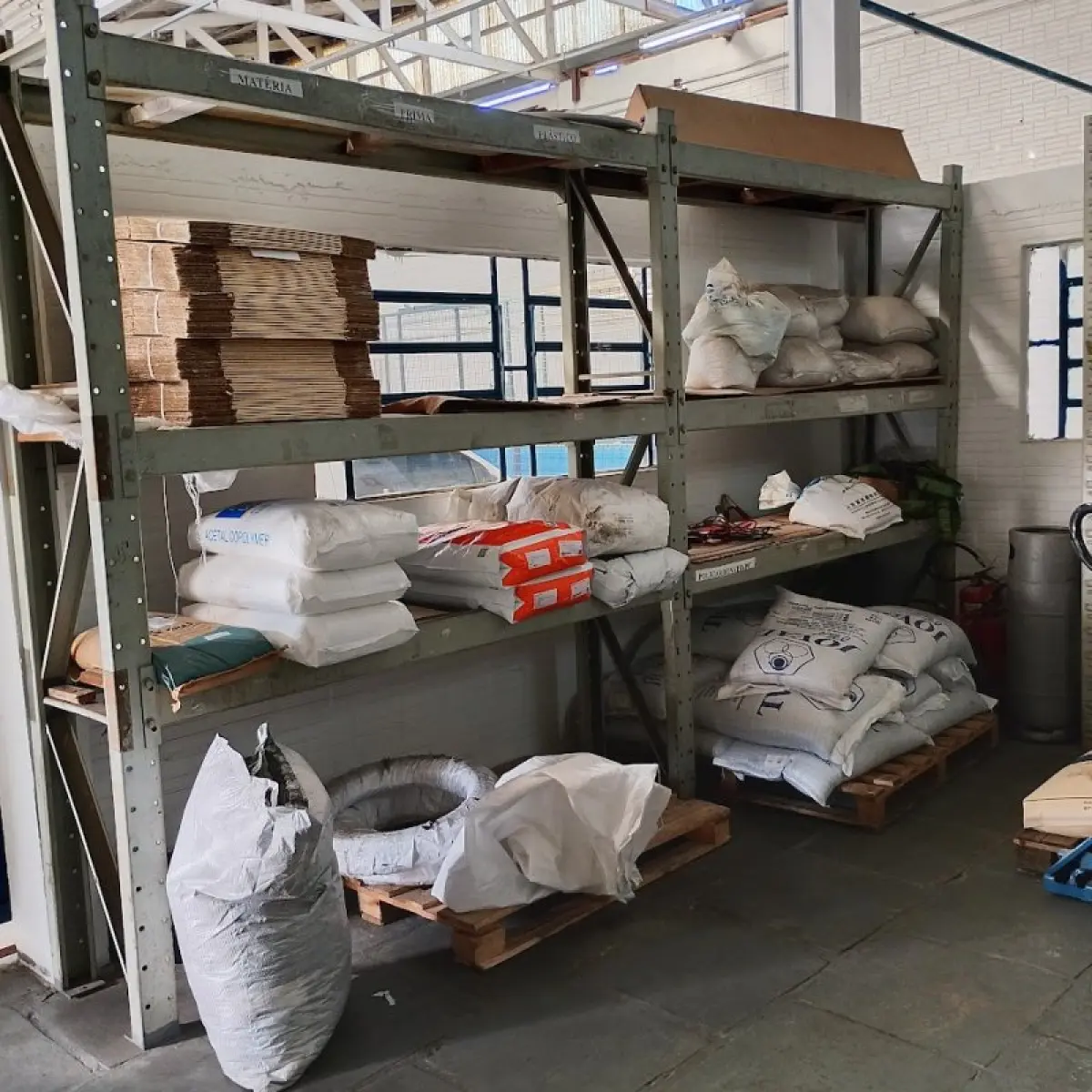 LOTE 016 - Térreo - Estantes de aço, paleteira, resinas plásticas e fitas de aço