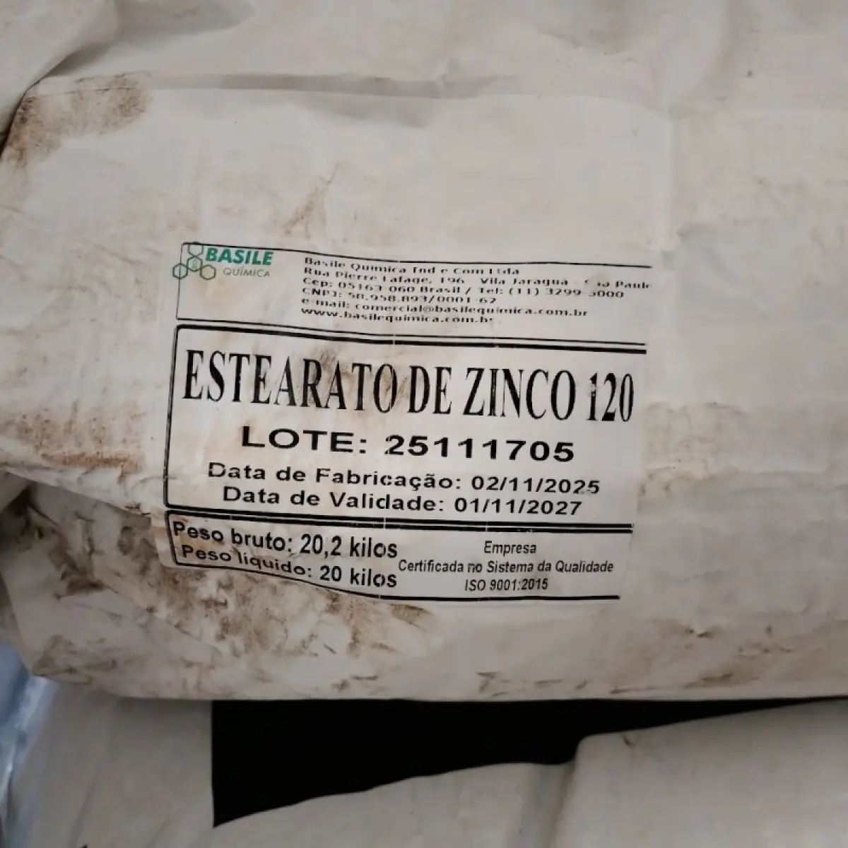LOTE 016 - Térreo - Estantes de aço, paleteira, resinas plásticas e fitas de aço