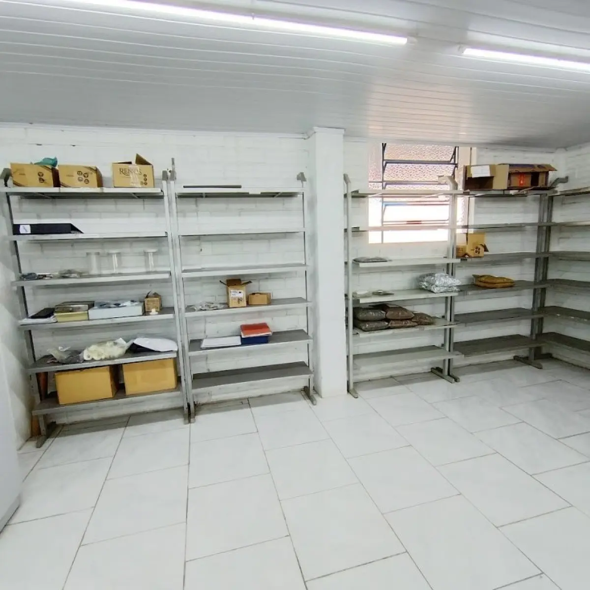 LOTE 013 - Térreo - Móveis, equipamentos de escritório, informática e armazenagem
