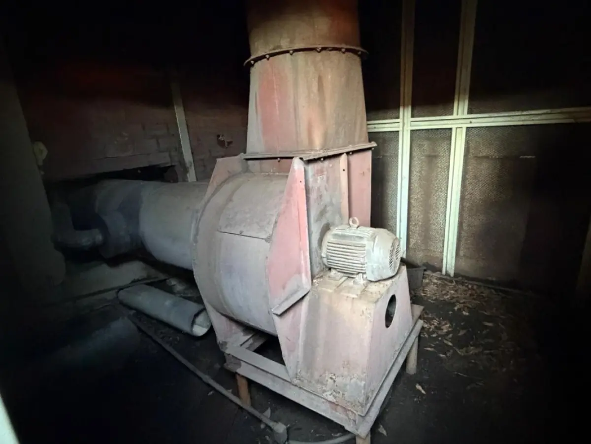 LOTE 238 - 01 conjunto de exaustão industrial metálico com ventilador centrífugo, dutos e chaminé.