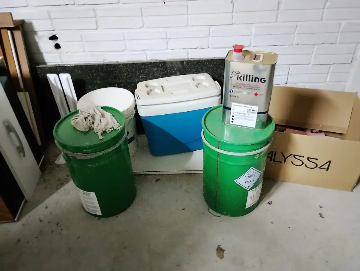 LOTE 150 - lote de mobiliario e materiais de marcenaria