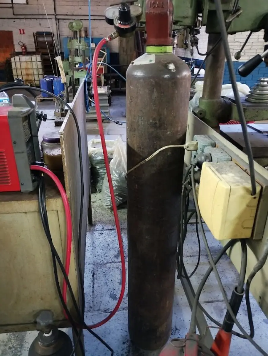 LOTE 080 - 01 máquina de solda multiprocesso/TIG, marca Sumig, acompanhada de tocha e cabo com garra negativa; 01 máscara de proteção para solda, marca Balmer, modelo MAB-90; 01 cilindro de gás industrial de grande porte, equipado com regulador de pressão (manômetro) e mangueira de conexão.