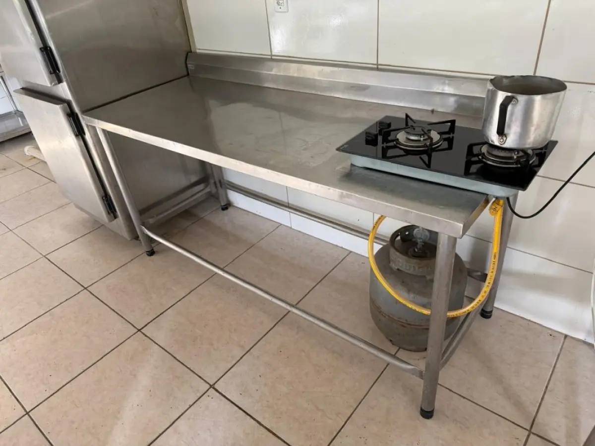 LOTE 196 - lote com geladeira, bancadas, pia, espetos etc.