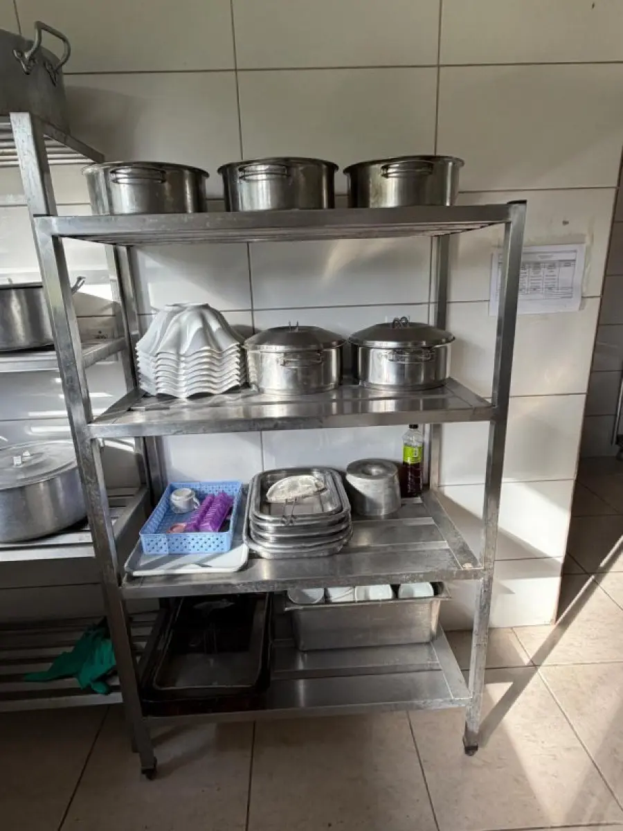LOTE 196 - lote com geladeira, bancadas, pia, espetos etc.