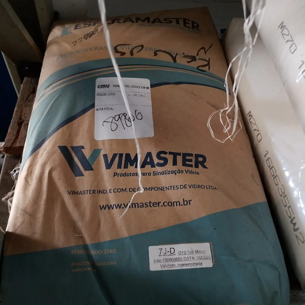 LOTE 016 - Térreo - Estantes de aço, paleteira, resinas plásticas e fitas de aço