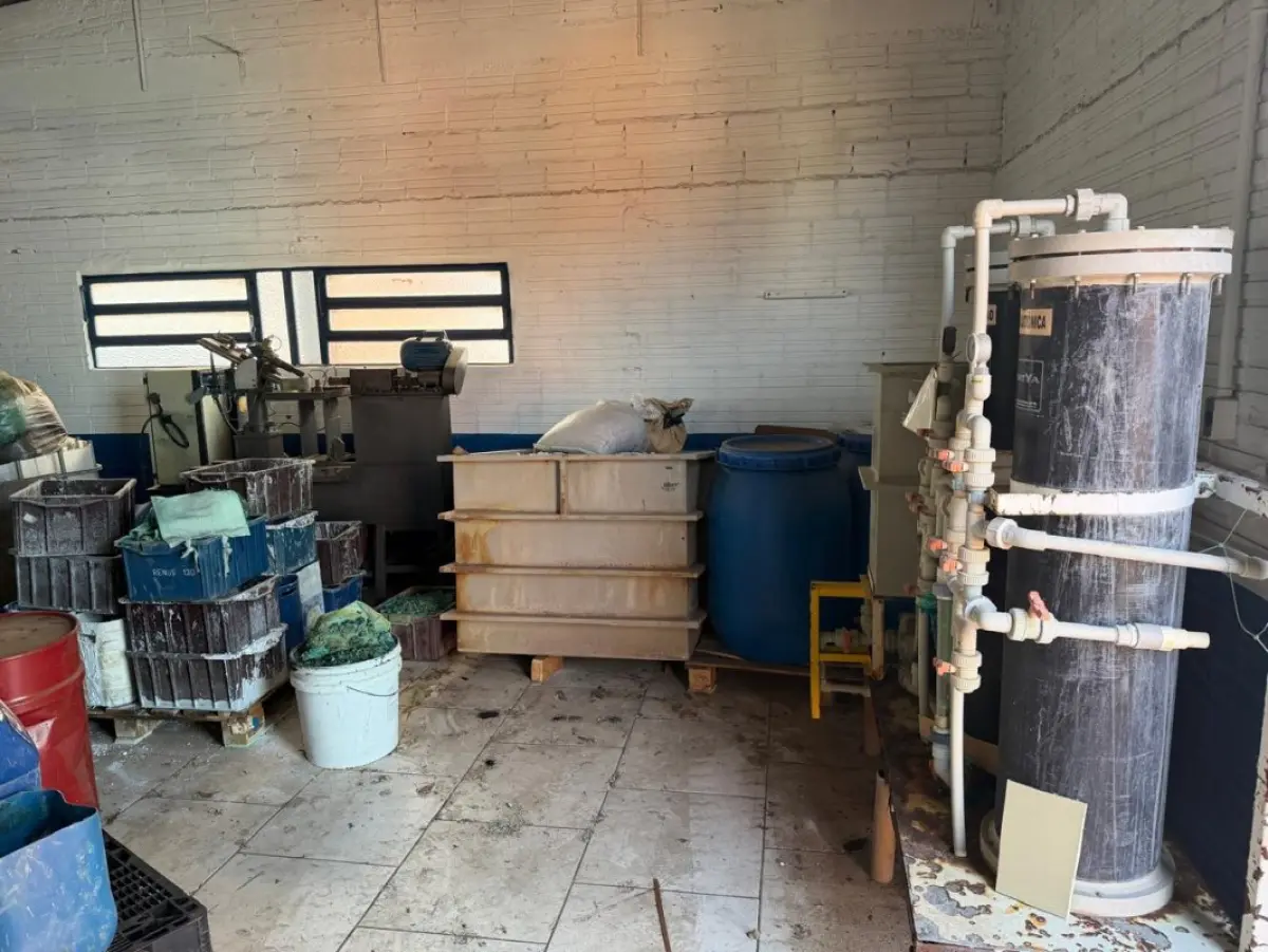 LOTE 224 - 01 Betoneira/misturador de tambor rotativo, 01 máquina de usinagem/ferramental industrial, 01 sistema de tratamento de água com colunas de carvão e catiônica, 01 tanque metálico grande, diversos tanques plásticos, bombonas, tambores metálicos e caixas organizadoras contendo insumos químicos/pós em estoque