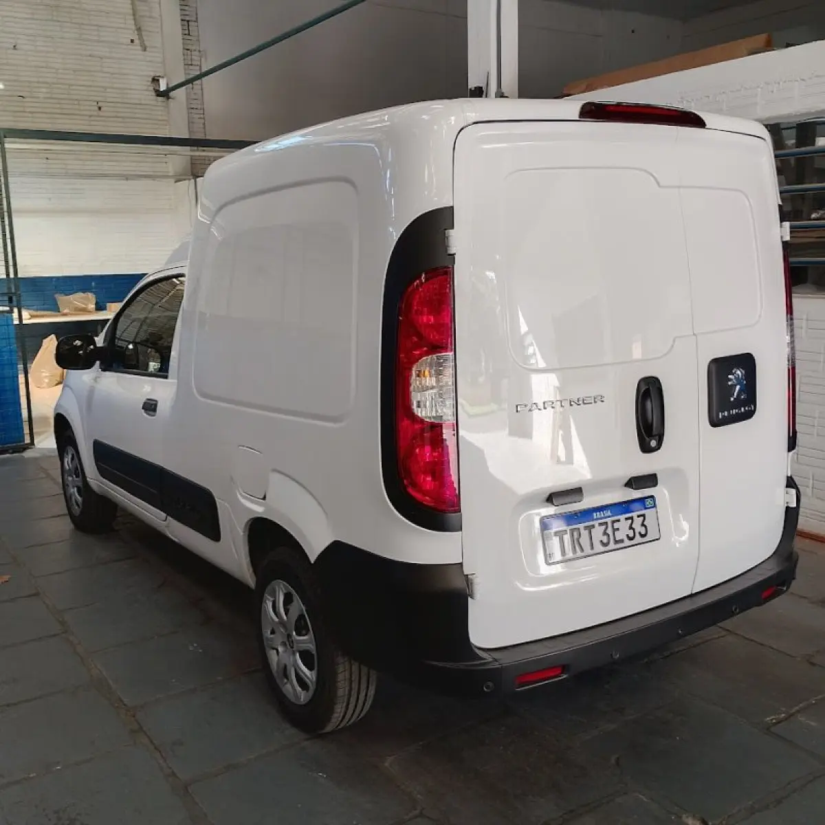 LOTE 021 - furgao peugeot 2026 cor branca