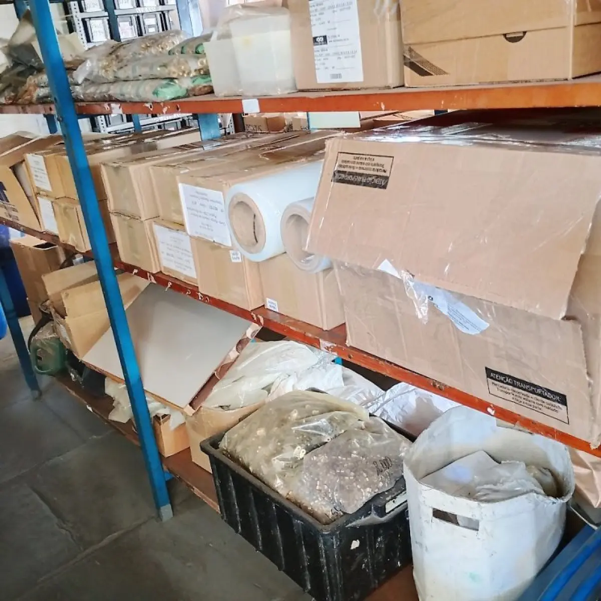 LOTE 015 - Térreo - Estantes de aço, paleteira, resinas plásticas e fitas de aço