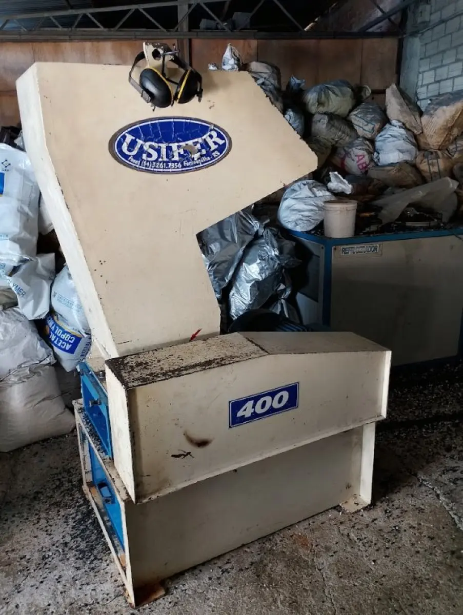 LOTE 160 - 06 moinhos trituradores industriais (05 em mau estado), 01 refrigerador industrial, 01 equipamento centrífuga cilíndrica, 01 balança mecânica (mau estado), 02 ventiladores de parede (mau estado), 01 tanque compressor (mau estado), 01 bancada de trabalho, 01 cadeira, 01 carrinho de carga manual, lote de sacarias com matéria-prima plástica, lote de estantes de madeira e metal, lote de gaveteiros plásticos, lote de armações metálicas tubulares, lote de paletes de madeira, lote de sucatas diversas