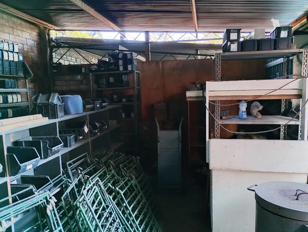 LOTE 160 - 06 moinhos trituradores industriais (05 em mau estado), 01 refrigerador industrial, 01 equipamento centrífuga cilíndrica, 01 balança mecânica (mau estado), 02 ventiladores de parede (mau estado), 01 tanque compressor (mau estado), 01 bancada de trabalho, 01 cadeira, 01 carrinho de carga manual, lote de sacarias com matéria-prima plástica, lote de estantes de madeira e metal, lote de gaveteiros plásticos, lote de armações metálicas tubulares, lote de paletes de madeira, lote de sucatas diversas