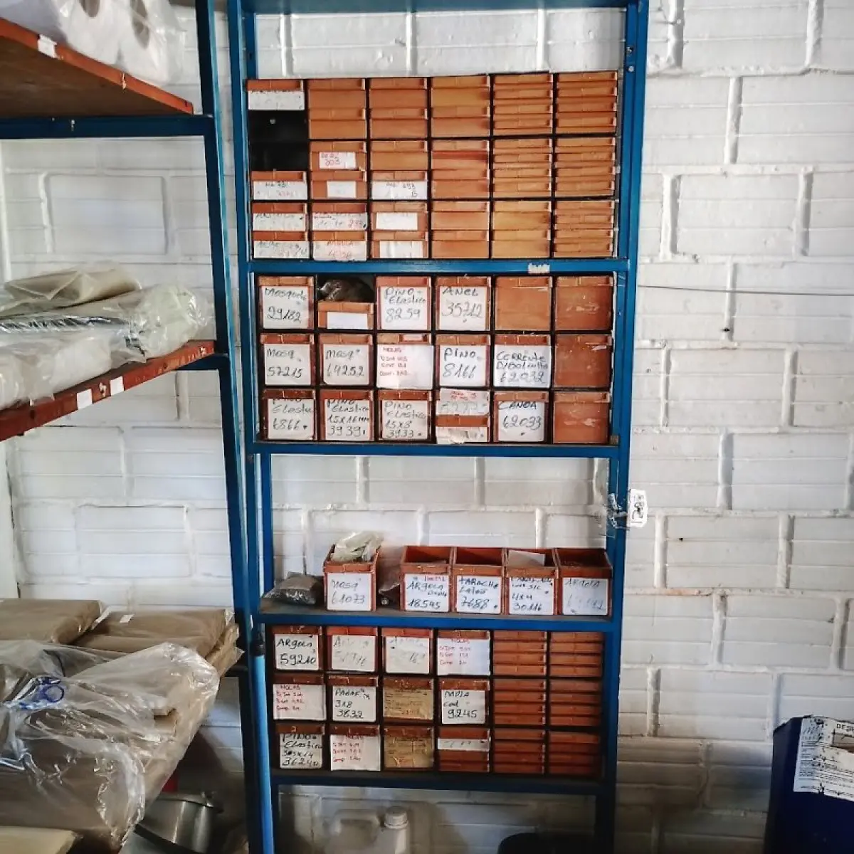 LOTE 015 - Térreo - Estantes de aço, paleteira, resinas plásticas e fitas de aço