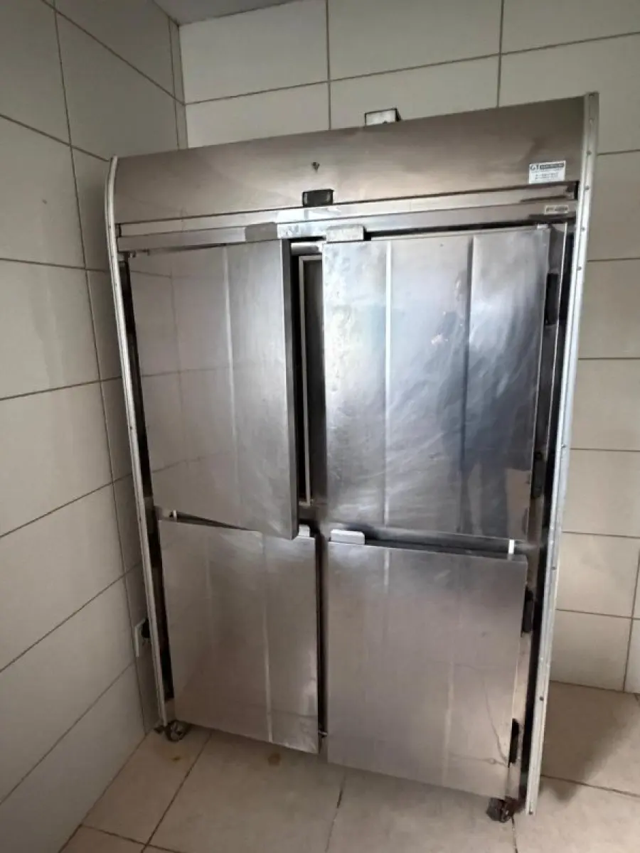 LOTE 199 - 01 Geladeira Brastemp Inverse Inox, 02 Freezers horizontais (01 com adesivagem "Bruscato"), 01 Geladeira vertical envelopada "Bruscato" e 01 Câmera frigorífica comercial em aço inox, 01 frigobar, 01 geladeira vertical adesivo Bruscato